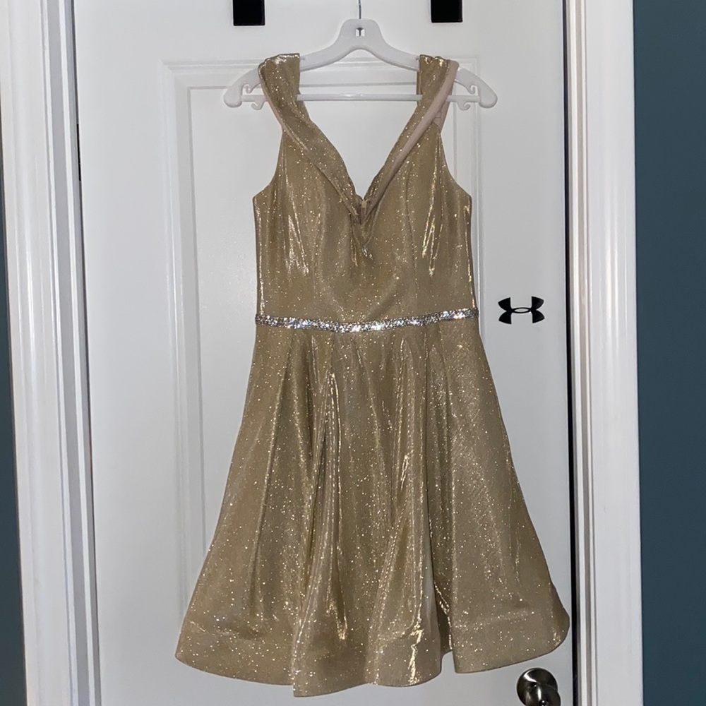 Hi this dress is a size large from the brand Dancing queen.